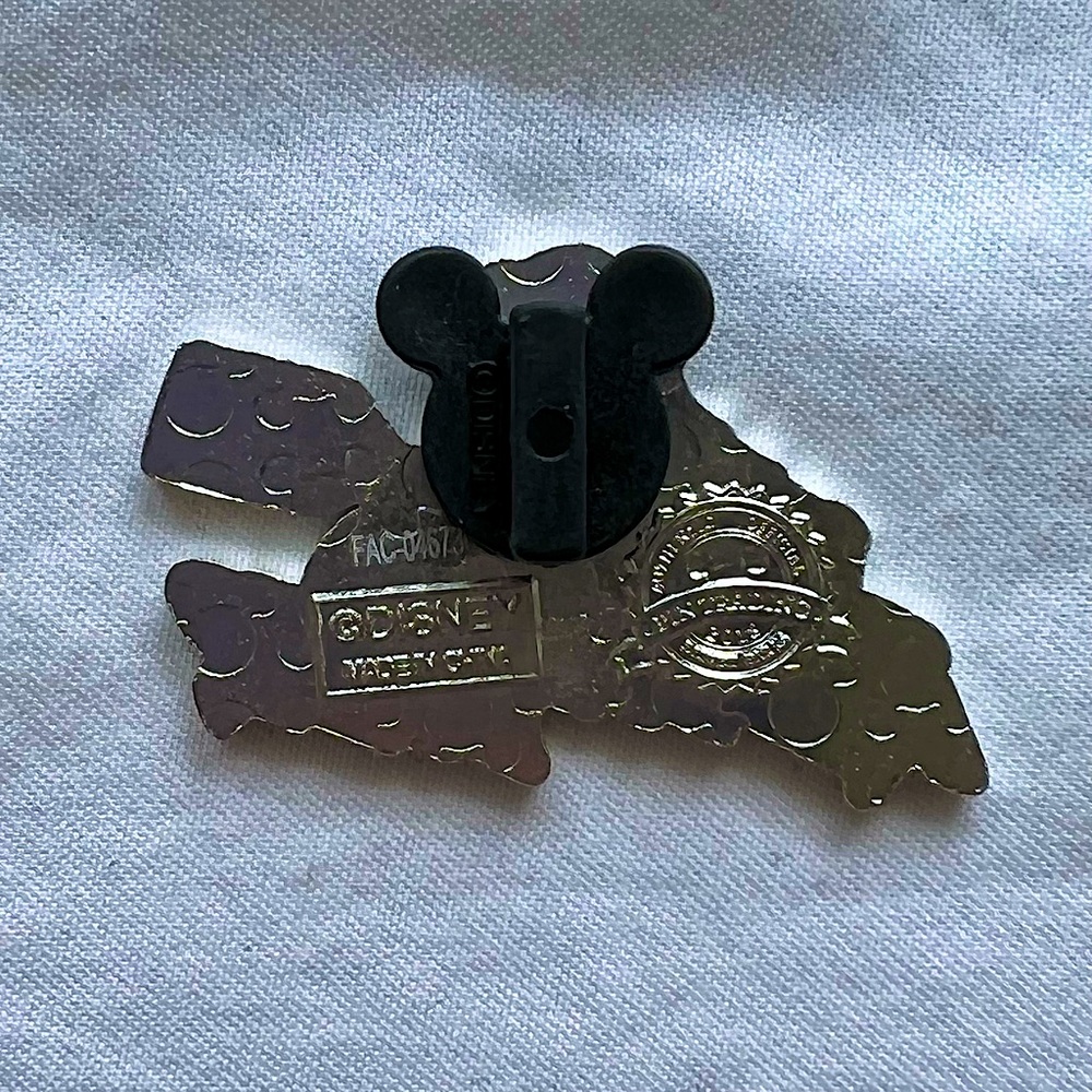 ✨ 2/$15 or 3/$20 ✨ Disney Fantasyland Football Rafter Bear Pin - Picture 3 of 3